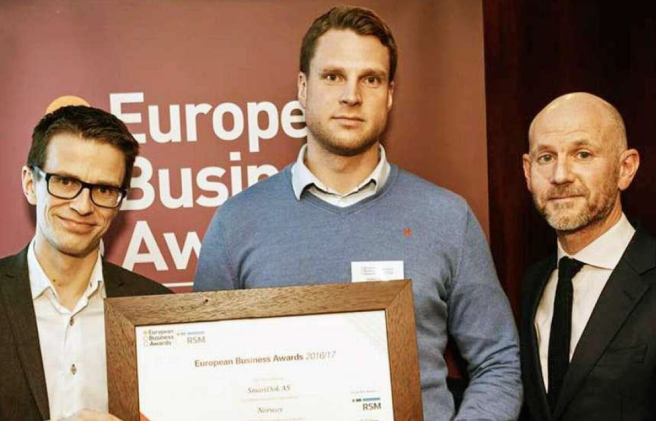 SmartDok team with award